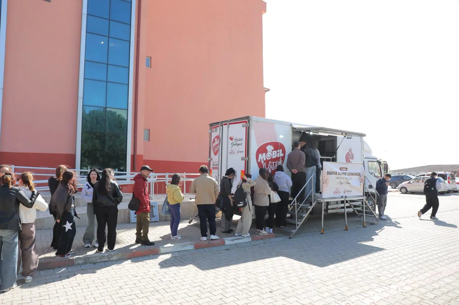 DÜNYA KAHVE GÜNÜ’NDE ÖĞRENCİLERLE KAHVE MOLASI galeri görseli
